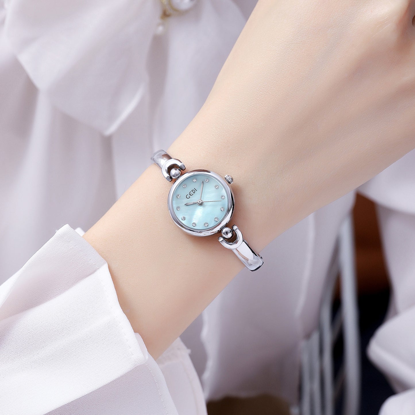 Simple Design Small Exquisite Round Dial Bangle Watch Quartz Watch